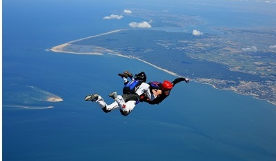 chute libre d'un avion saut en parachute