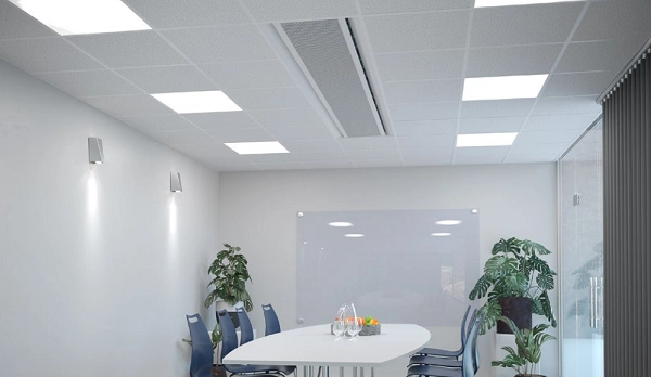 Système de climatisation modulaire intégré au plafond dans une salle de réunion moderne.