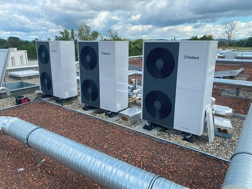 Installation d’un système aroTHERM plus hybride dans une résidence collective conforme RE2020
